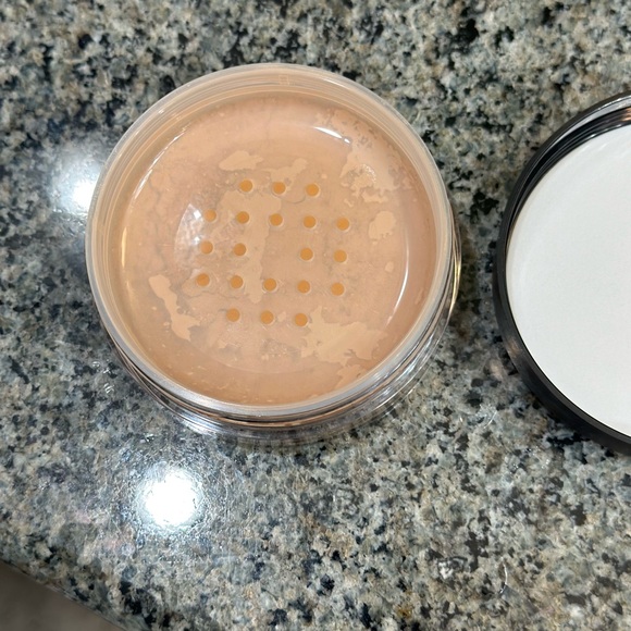 Anastasia loose setting powder- translucent- in Deep Peach - Picture 4 of 4